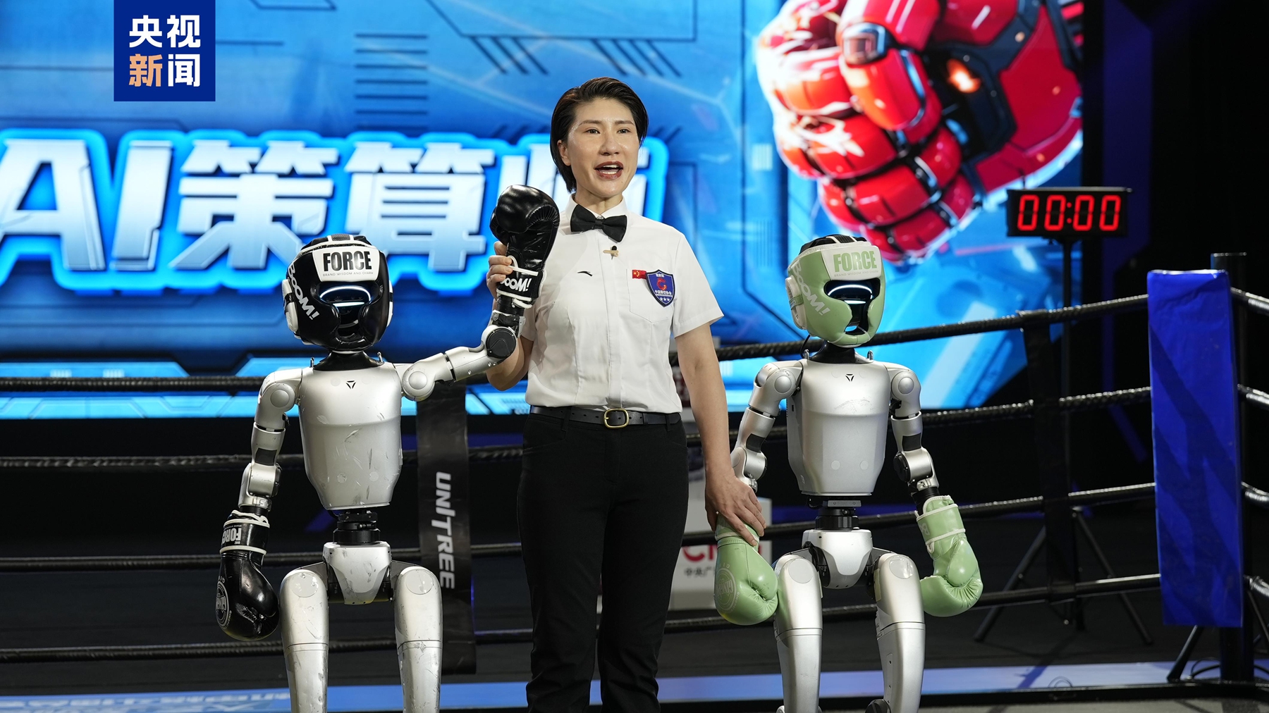 Robot humanoid China adu tinju di ring